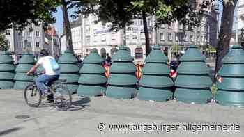 Weihnachtsgefühle bei fast 40 Grad: Ein grüner Poller-Wald in der Augsburger Innenstadt