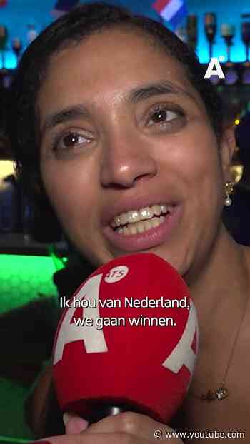 Oranjefans uit hun dak op Bijlmerplein