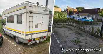 Camper stond drie jaar op parkeerplek: eigenaar haalt voertuig eindelijk weg