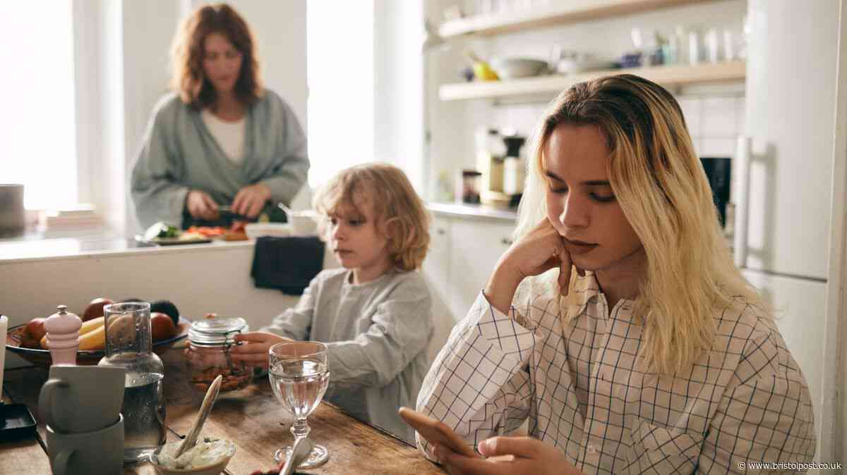 Doctor explains impact of youngsters coming off social media to parents