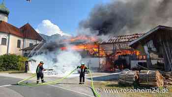 Anwesen in Oberbayern in Vollbrand – Rind stirbt in den Flammen