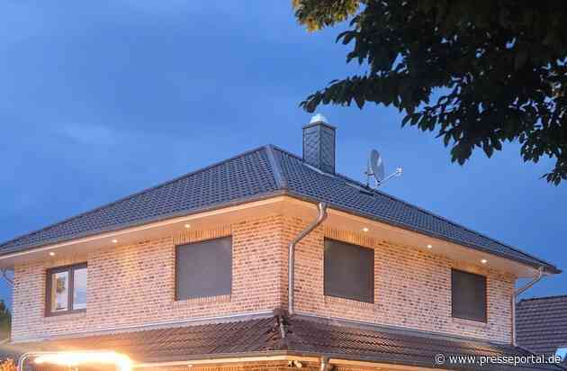 FW-ROW: Blitzeinschlag verursacht Dachbrand in Visselhövede - Feuerwehr verhindert größere Schäden nach nächtlichem Unwettereinsatz