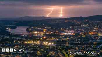 Skies lit up by 'epic' lightning show of 9,000 strikes