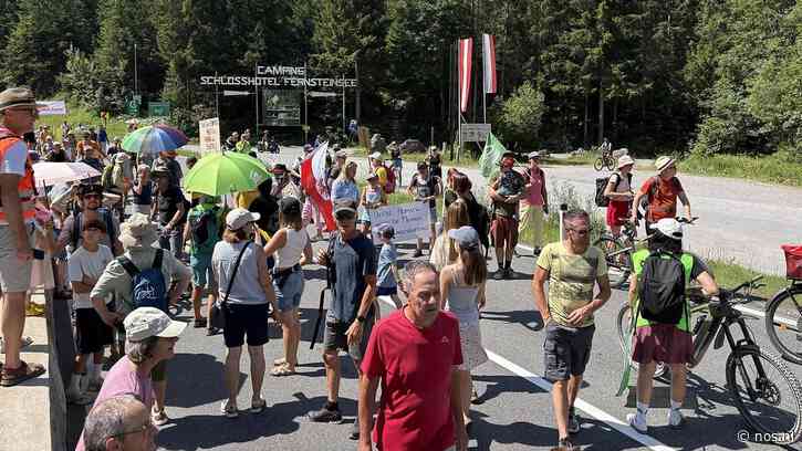 Drukke Fernpas in Oostenrijk dicht door demonstratie van omwonenden