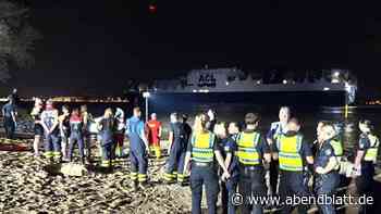 Junge Männer in der Nacht aus der Elbe gerettet: Bruder wird noch vermisst