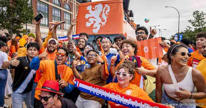 Oranjebus op weg naar Mexico waar gouverneur iedereen vrij geeft: ‘15.000 tot 20.000 Oranjefans verwacht’