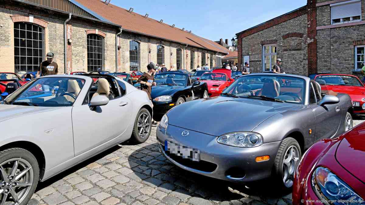 Hunderte Mazda-Fans huldigen einem Roadster