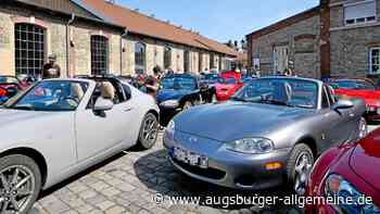 Hunderte Mazda-Fans huldigen einem Roadster