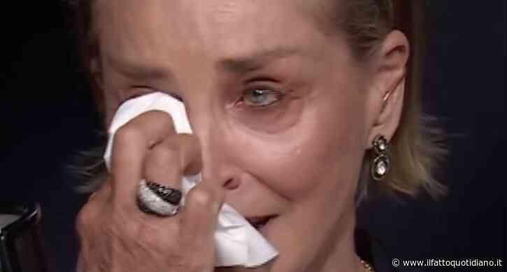 “Mia madre era terrorizzata di morire e trovare il padre che aveva abusato di lei a 9 anni. Ho dovuto lasciarla andare, avrei voluto da lei un ‘ti voglio bene'”: Sharon Stone in lacrime