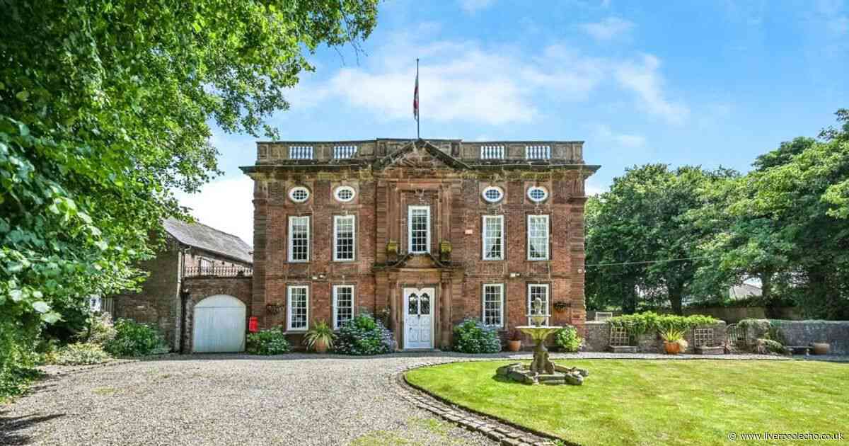 17th century manor house with its own library and heated pool up for sale