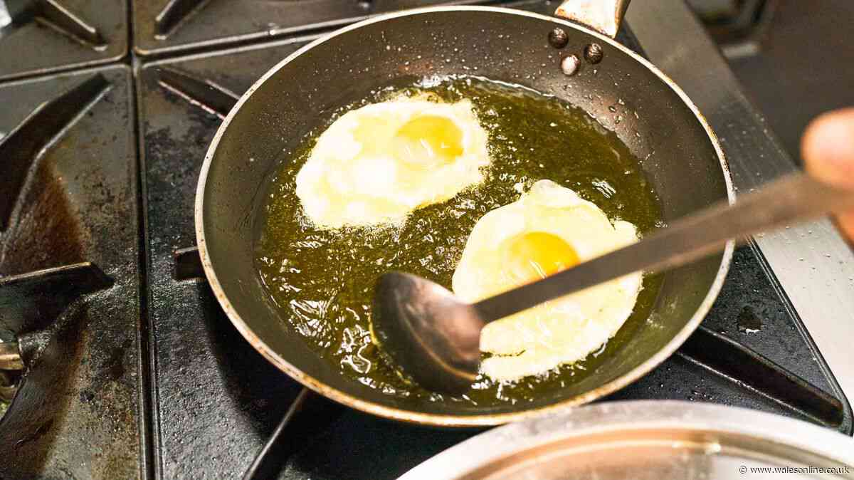 How to make crispy fried eggs with simple addition to the pan