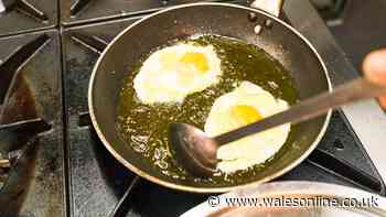 How to make crispy fried eggs with simple addition to the pan