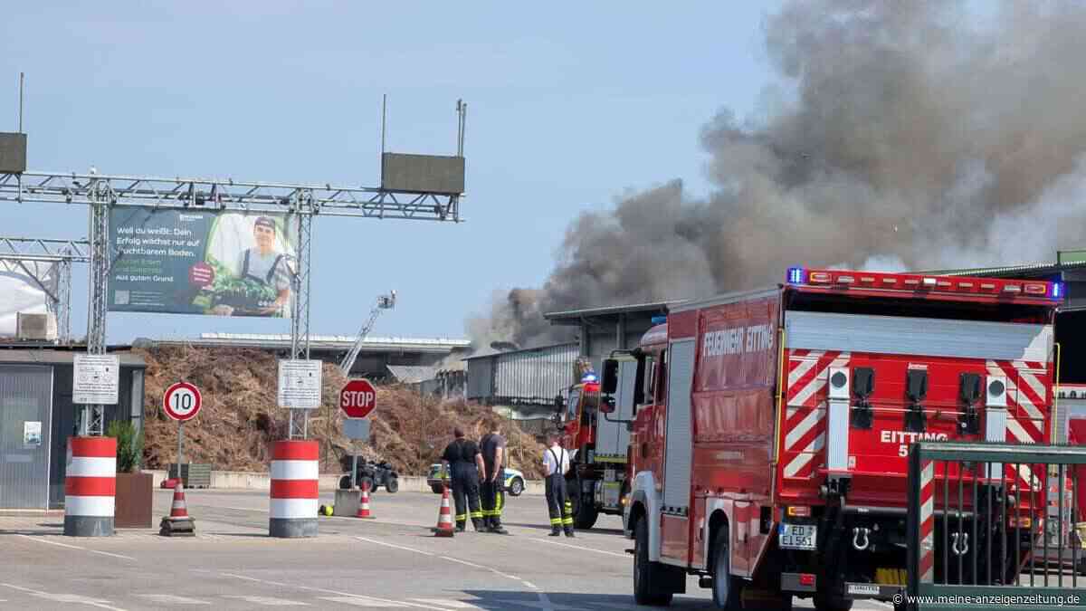 Lagerhalle von Recyclingbetrieb Wurzer brennt: Großaufgebot im Einsatz