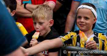 Arnhemse derby in tropische hitte: speler ziet zwart voor ogen en wordt gekoeld met... diepvriespatat