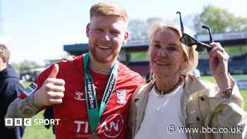 York striker Stones signs five-year deal