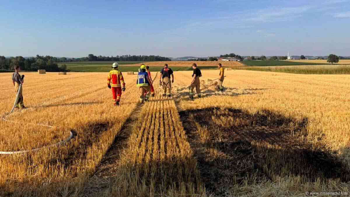 Feuer bei Erntearbeiten – Brand auf Stoppelfeld bei Harmoning in Tittmoning