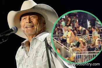 Alan Jackson Sends a Special Message to His Family During His Final Show [Watch]