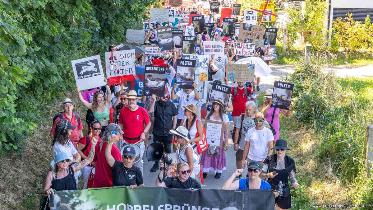 Trotz Hitze kommen viele zur Großdemo der Soko Tierschutz nach Kissing
