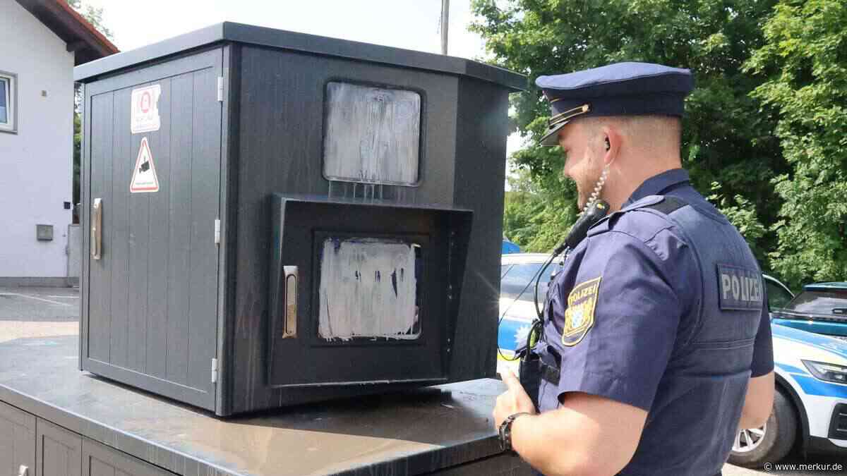 Polizei bekommt anonymen Tipp: Am Tatort stellt sie einen Farbeimer und Pinsel sicher
