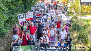 Trotz Hitze kommen viele zur Großdemo der Soko Tierschutz nach Kissing