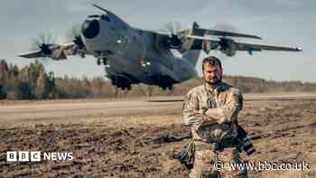 Ex-paratrooper travels world as army photographer
