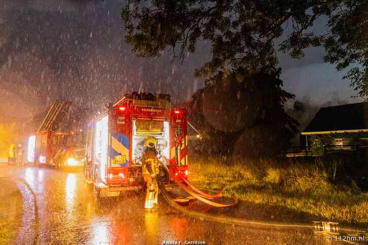 Grote brand door blikseminslag bij loods achter woning, Warmoeskade (Boskoop)