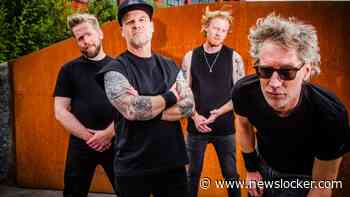 Vroeger draaide Jeroen (40) hun muziek grijs, nu is hij nieuwe bassist van punkband De Heideroosjes: ’Dacht niet dat ik ooit nog op zo’n podium zou mogen staan’