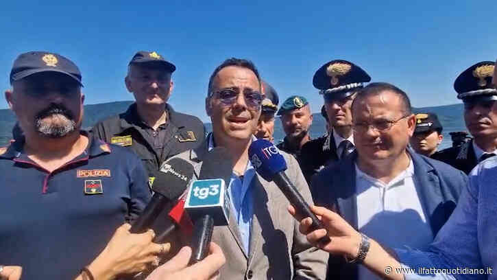 Marito della ministra Roccella disperso nel lago, il prefetto: “Ricerca complessa, visibilità bassa già a pelo dell’acqua”