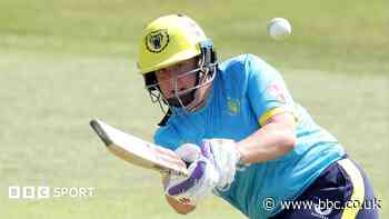 Warwickshire stun Surrey as Hampshire move top