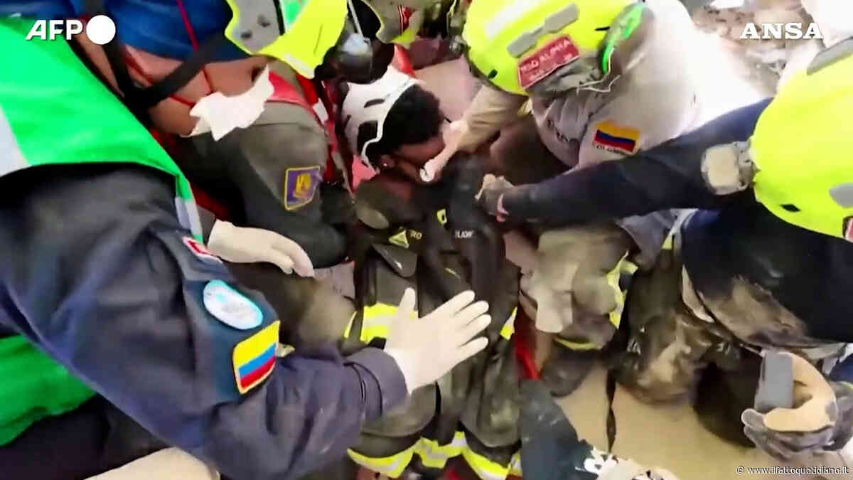 Terremoto in Venezuela, bambino di 11 anni estratto vivo dalle macerie dopo tre giorni: “Il crollo ha creato una sacca che lo ha protetto” – Video