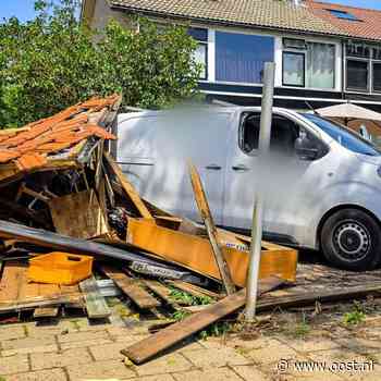 Bestelbus rijdt tuin in en veroorzaakt ravage, één persoon gewond