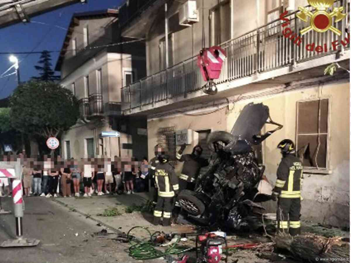 Si schianta con l'auto nel centro di Cutro, muore a 18 anni: guidava con il foglio rosa