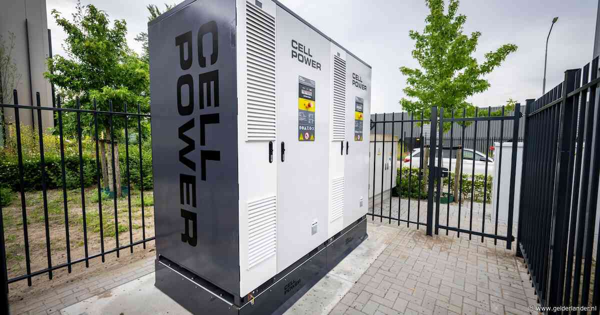 Hoe laad je auto’s op als het stroomnet uit zijn voegen barst? Met een eigen laadplein mét batterij