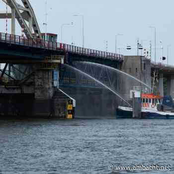 Blusboot koelt Alblasserdamse brug bij hitte