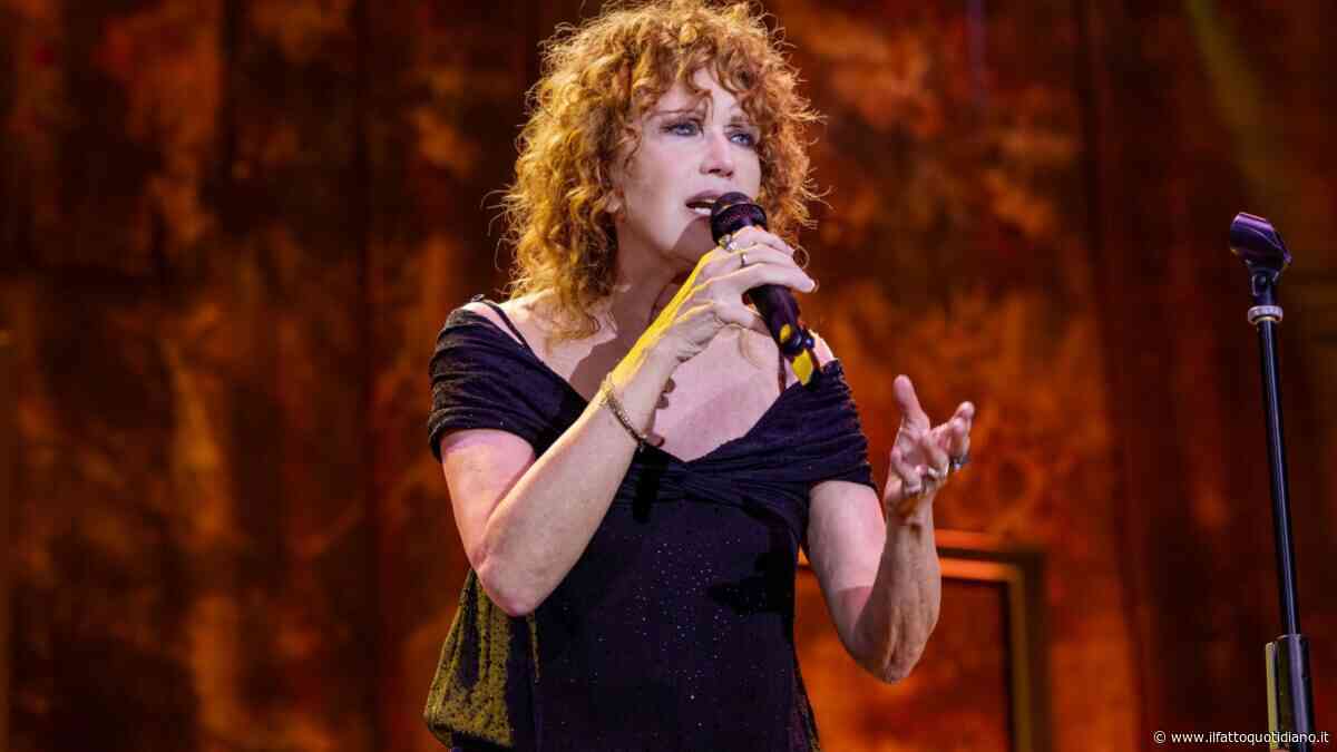 “Sull’immigrazione dicono un sacco di minch**te e non risolvono. Se lo Stato fallisce, falliamo noi e chi fa la guerra non pagherà mai”: Fiorella Mannoia canta De André per fare luce sugli orrori di oggi