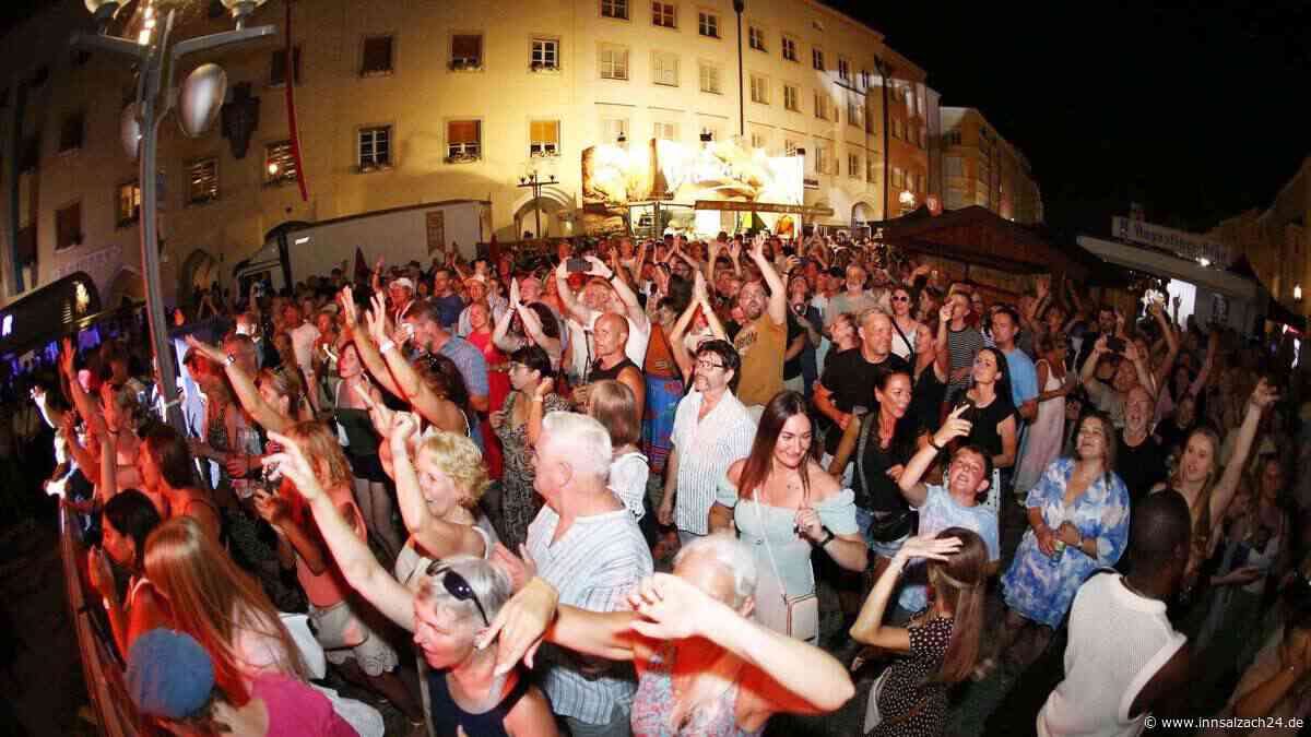Schweißtreibend, aber die Besucher fanden es cool: Mühldorf feiert ein Hitze-Altstadtfest