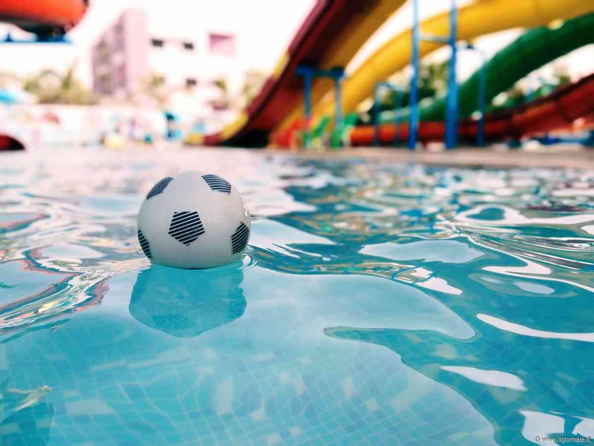 Bimbo con tutina integrale non può fare bagno in piscina, scoppia la polemica: "È per ragioni sanitarie"