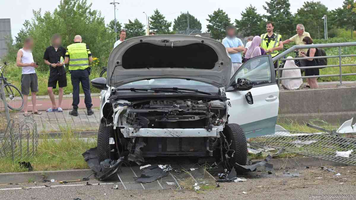 Vrouw rijdt meerdere hekken uit de grond en belandt in middenberm in Breda