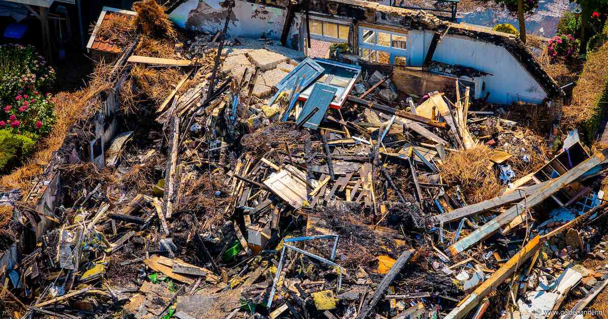 Monumentale boerderij verwoest na blikseminslag, gezin ontkomt: ‘Een enorme klap’