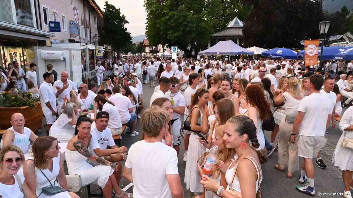 Ausgelassene Stimmung: Besucher feiern Weiße Nacht in Oberbayern