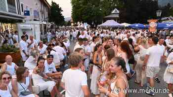 Ausgelassene Stimmung: Besucher feiern Weiße Nacht in Oberbayern