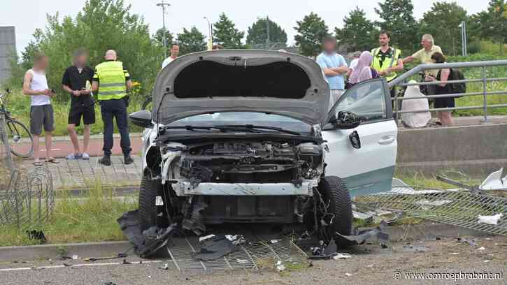 Vrouw rijdt meerdere hekken uit de grond en belandt in middenberm in Breda