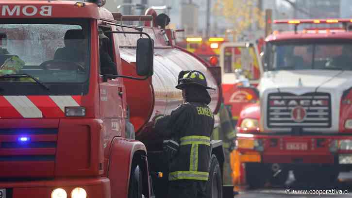 Incendio obligó a evacuar edificio en Santiago Centro: indagan posible intencionalidad