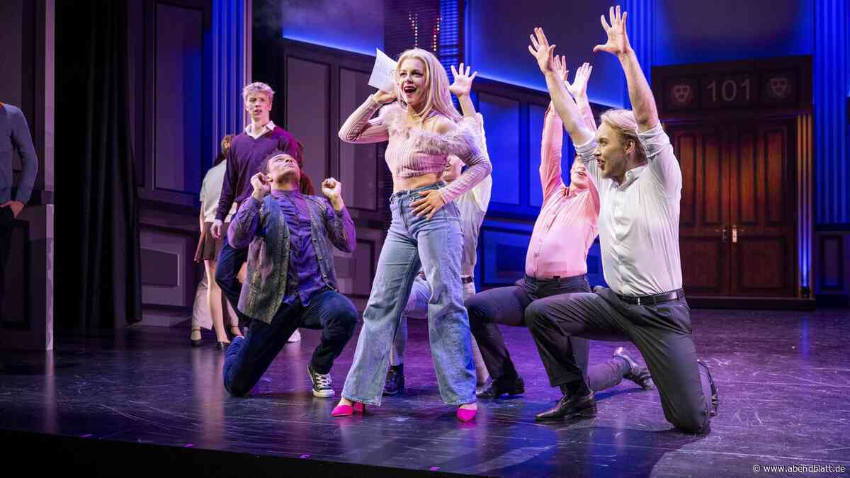 „Natürlich Blond – Das Musical“ hat am First Stage Pink-Power mit Puschelstift