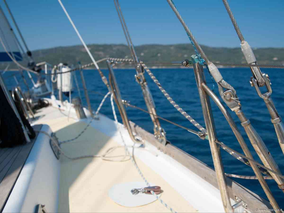 Tragedia in Grecia, turista italiana di 52 anni muore durante una gita in barca a vela: fatale un violento colpo alla testa