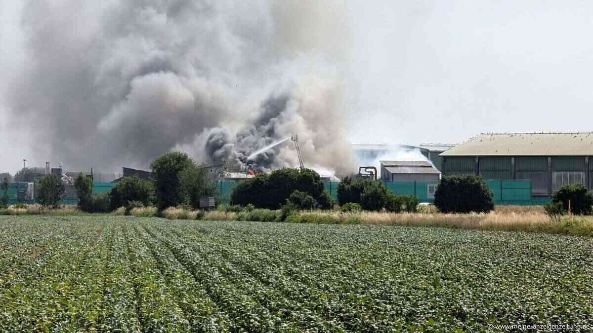 Großbrand bei Umwelt Wurzer in Eitting: Feuerwehren kämpfen seit Stunden gegen die Flammen an