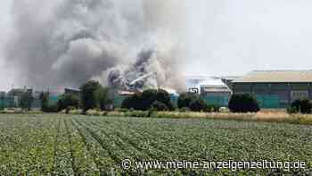 Großbrand bei Umwelt Wurzer in Eitting: Feuerwehren kämpfen seit Stunden gegen die Flammen an