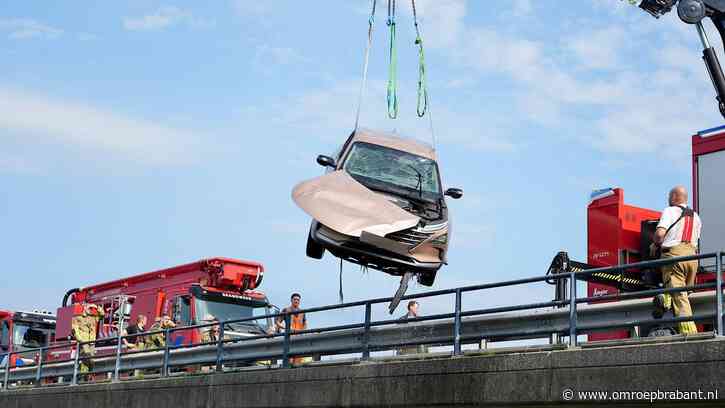 Auto belandt in kanaal langs A59 bij Raamsdonk, man zwemt naar de kant