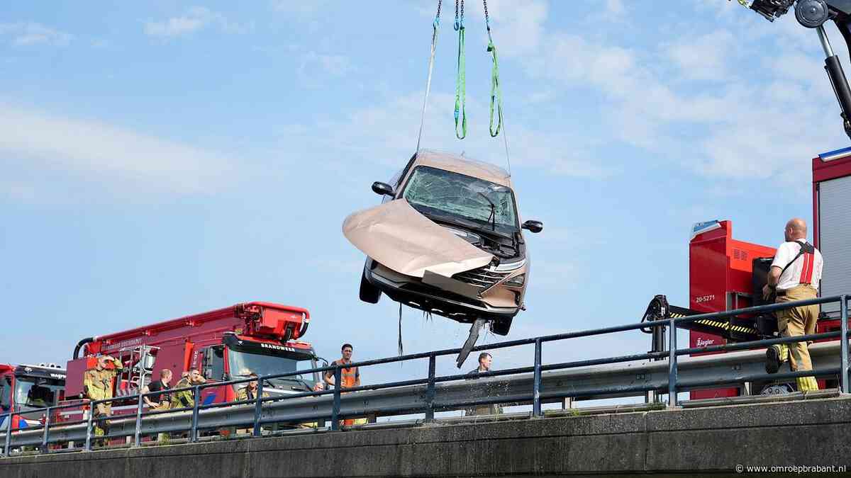 Auto belandt in kanaal langs A59 bij Raamsdonk, man zwemt naar de kant