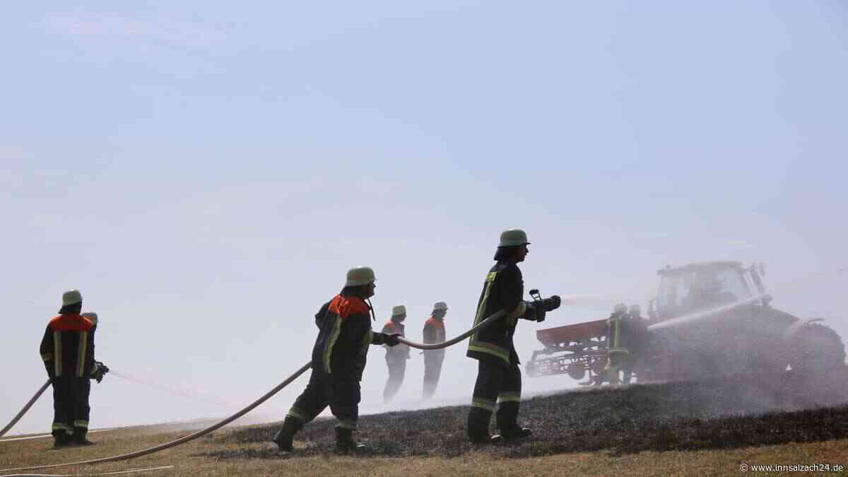Starke Hitze setzt Stoppelfeld bei Langrain in Brand